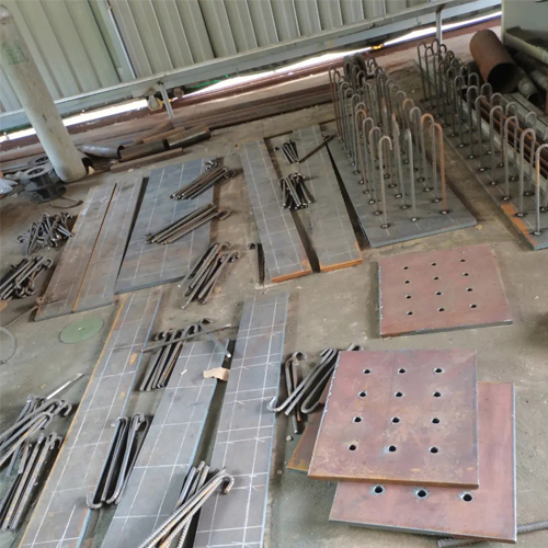 有哪些其他因素会影响克孜勒苏预埋件位置的确定？